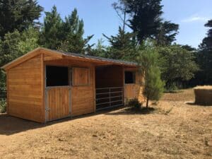 Module 2 boxes + 1 abri pour chevaux avec poteaux métal galvanisé – Location écurie modulable LCI Location