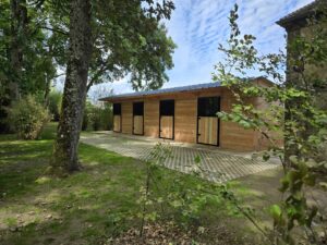 4 boxes + 1 abri pour chevaux en bois Douglas – module écurie à louer – LCI Location
