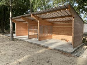 abris double avec râtelier central pour chevaux